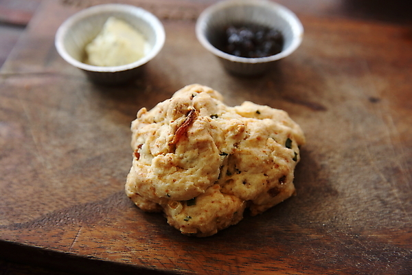 포토 JPG 해외이미지 실내 사람없음 아웃포커스 한개 잼 크림 종지 나무도마 스콘 해외포토 1 그릇 빵 도마 촬영기법 내부 목재 소스_음식 파일형식 이미지허브