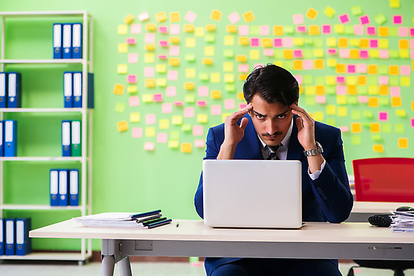 포토 JPG 해외이미지 남자 컨셉 회사 비즈니스 스트레스 직장 피곤 한명 정장 상반신 성인 노트북 사무실 쪽지 업무 작업 비즈니스맨 가득함 포스트잇 바쁨 손짚기 성인남자한명만 해외포토 1 옷 사람 손짓 전자제품 메모지 직장인 남자한명만 성인남자만 파일형식 이미지허브