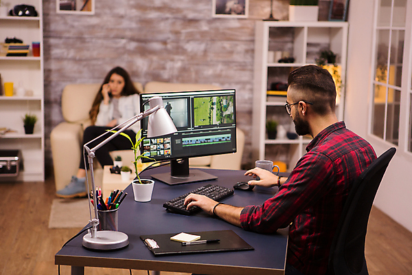 포토 JPG 해외이미지 커플 여자 남자 화분 실내 상반신 성인 두명 그래픽 소파 모니터 머그컵 스탠드 키보드 마우스 책상 연필꽂이 그래픽디자이너 서류판 성인만 영상편집 해외포토 가구 의자 관계 문구용품 조명 사람 내부 컵 컴퓨터 컴퓨터용품 사무용품 디자이너 파일형식 이미지허브
