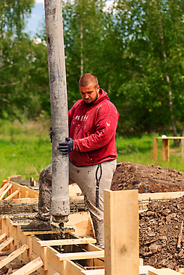포토 JPG 해외이미지 산업 건축양식 노동자 주택 한명 금속 기계 장비 업무 작업 액체 붓기 혼합 땅 믹서 서식 파일 시멘트 공학 펌프 개발 건축업자 계약자 고용 방법 섞기 자동 콘크리트 프로젝트 해외포토 직업 1 교육 건축 모션 재질 사람 건물 구직 계약 채용 파일형식 이미지허브