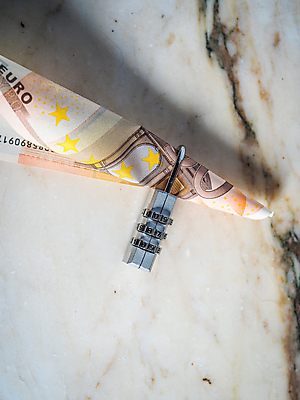 포토 JPG 해외이미지 손 유럽 장갑 돈 손가락 독일 건강 가면 사람없음 금융 경제 파란색 달러 동전 미국 이탈리아 금지 유로 프랑스 시장 질병 자르기 잠금 대출 빚 라텍스 예산 우울증 위기 유럽연합 자금 제어 유대감 해외포토 잡화 나라 컬러 북아메리카 의학 모션 신체부위 재산 보안 파일형식 이미지허브