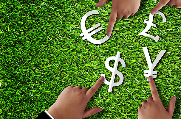 포토 JPG 해외이미지 손 종이 지구 백그라운드 컨셉 돈 비즈니스 성공 프레임 사람없음 금융 경제 세계 글로벌 달러 디지털 거래 저축 유로 성장 흰색 시장 주식 자르기 심볼 무역 외화 투자 이익 파운드 회계 비용 해외포토 산업 컬러 모션 신체부위 재산 파일형식 이미지허브