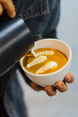 포토 JPG 해외이미지 라이프스타일 손 커피 음료 음식 아침 미술 사람 사람없음 컵 갈색 주방 식당 검은색 어둠 거품 카페 우유 머그컵 수확 흰색 신선 뜨거움 액체 붓기 맛 아침식사 정상 설탕 굽기 가득함 컵받침 복고 만들기 아로마 바리스타 향 카페테리아 에스프레소 단절 라떼 양조 카페인 스타일 억울 해외포토 주간 직업 식기 감정 컬러 컨셉 농업 모션 문화예술 유제품 생활 신체부위 상점 식사 구이 받침대 파일형식 이미지허브