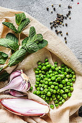 포토 JPG 해외이미지 실내 사람없음 완두콩 애플민트 통마늘 통후추 샬롯 해외포토 양파 콩 마늘 내부 민트 후추 파일형식 이미지허브
