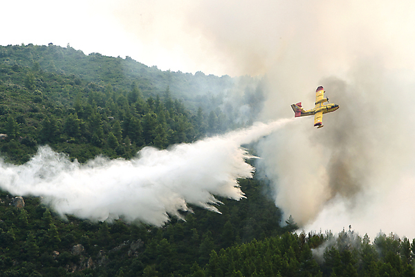 포토 JPG 해외이미지 주간 산 사람없음 야외 헬리콥터 소방헬리콥터 화재진압 해외포토 자연요소 비행기 화재 진압 파일형식 이미지허브