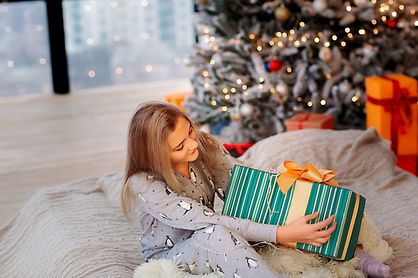 포토 JPG 해외이미지 나무 백인 라이프스타일 계절 행복 리본 종이 어린이 백그라운드 크리스마스 겨울 가족 아침 휴가 전등 새로움 주택 선물 사랑 한명 미소 사람 장식 빨간색 빛 상자 산타클로스 놀람 방 축하 아기 야간 12월 연도 활 마법 해외포토 주간 자연요소 서양인 식물 1 기념일 감정 컬러 컨셉 관계 조명 표정 건물 생활 날짜 파일형식 이미지허브