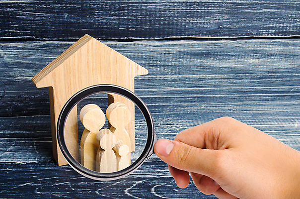 포토 JPG 해외이미지 손 가족 돋보기 실내 들기 신체부위 관찰 말_게임 확대 집모양 나무배경 해외포토 모양 백그라운드 관계 모션 사람 내부 게임 파일형식 이미지허브