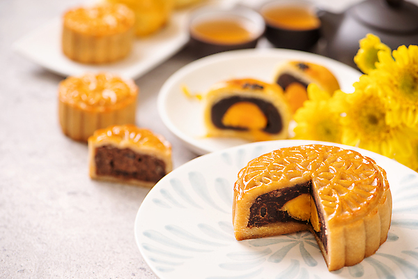 포토 JPG 해외이미지 접시 꽃 단면 디저트 실내 사람없음 아웃포커스 찻잔 찻주전자 흰배경 슬라이스 월병 해외포토 식물 식기 음식 백그라운드 주전자 잔 촬영기법 내부 과자 흰색 중국전통 파일형식 이미지허브