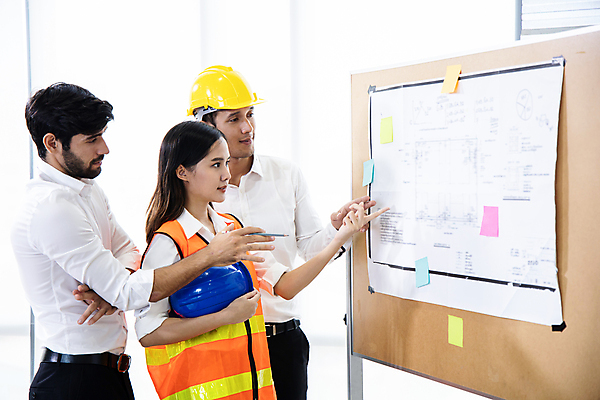 포토 JPG 해외이미지 백인 직업 디자인 여자 남자 산업 컨셉 회사 비즈니스 탁자 협력 직장 함께함 설명 안전 사람 동양인 세명 노트북 사무실 업무 그룹 엔지니어 감독 계획 안전모 헬멧 건축가 토론 땅 경영자 보안 청사진 건축업자 계약자 프로젝트 콜라보레이션 브레인스토밍 해외포토 서양인 건축 가구 모션 인종 전자제품 작업 기술자 안전장비 보호장비 계약 리더 파일형식 이미지허브