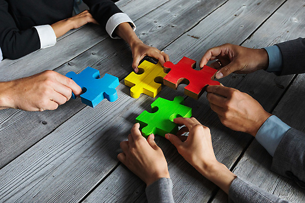 포토 JPG 해외이미지 직업 손 여자 남자 조각 컨셉 비즈니스 사업가 통신 탁자 성공 회의 협력 노동자 아이디어 함께함 창조 사람 여러명 목재 사무실 도전 잡기 업무 작업 비즈니스맨 비즈니스우먼 퍼즐 그룹 계획 연결 문제 문제풀이 해결 지원 통일 브레인스토밍 해외포토 나무 가구 다수 재료 모션 신체부위 직장인 파일형식 이미지허브