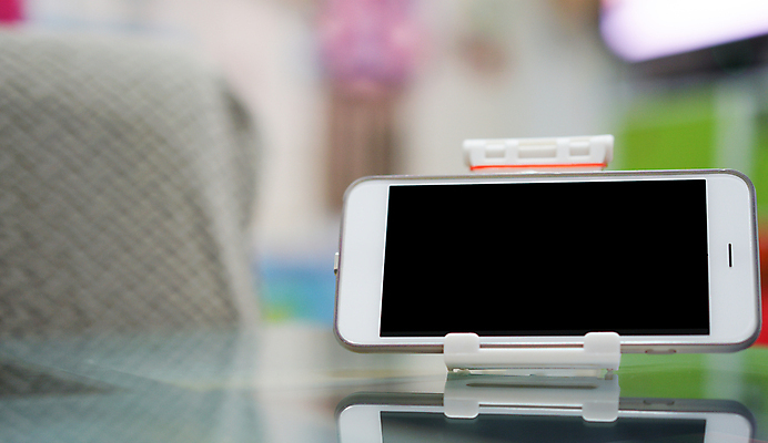 포토 JPG 해외이미지 라이프스타일 디자인 배너 응시 인터넷 통신 탁자 세포 사람 성인 사람없음 전자제품 스마트폰 핸드폰 반사 상점 스크린 공백 카페 터치 흰색 잡기 네트워크 뉴스 닫기 휴대용 무선전화기 전화기 스마트 전자 보여주기 거짓 소셜 목업 카피스페이스 해외포토 시선 컬러 가구 컨셉 모션 생활 스마트기기 오브젝트 파일형식 이미지허브