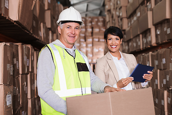 포토 JPG 해외이미지 백인 응시 여자 남자 40대 중년 50대 노동자 실내 미소 들기 정장 상반신 두명 앞모습 옆모습 상자 태블릿 비즈니스우먼 감독 안전모 물류창고 중년만 해외포토 서양인 직업 시선 옷 뷰포인트 비즈니스 모션 표정 사람 성인 내부 전자제품 스마트기기 직장인 헬멧 안전장비 창고 성인만 파일형식 이미지허브