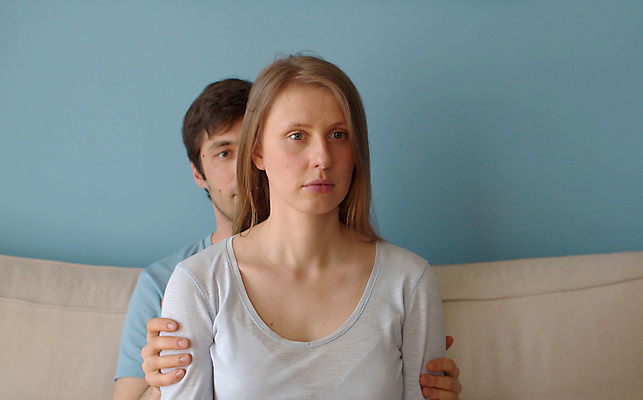 포토 JPG 해외이미지 백인 커플 가족 남편 휴식 스트레스 함께함 실내 사랑 사람 앉기 성인 내부 두명 파란색 소파 평화 침묵 고요 기쁨 방 만지기 간호사 아내 만족 긴장 돌봄 쓰다듬기 안락 해외포토 서양인 감정 컬러 컨셉 의자 관계 모션 소리 의료진 파일형식 이미지허브