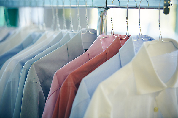 포토 JPG 해외이미지 드레스 옷 남자 셔츠 가사 비즈니스 건조 매달리기 정장 사람없음 유행 상점 줄무늬 직물 면 장롱 선택 빨래 옷걸이 묘사 오브젝트 세탁소 신발장 정중 스타일 해외포토 가구 컨셉 상의 무늬 모션 사람 파일형식 이미지허브