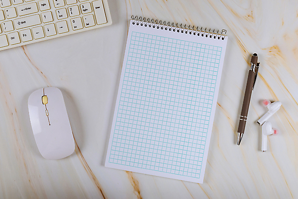 포토 JPG 해외이미지 라이프스타일 종이 컨셉 비즈니스 통신 탁자 직장 사람없음 노트북 스터디 컴퓨터 사무실 펜 우주 디지털 다이어리 쪽지 공책 공백 흰색 키보드 업무 작업실 메시지 정상 디자이너 무선전화기 책상 문서 머리위 페이지 프리랜서 공급 해외포토 직업 컬러 가구 회사 문구용품 생활 전자제품 학습 필기구 사무용품 작업 전화기 파일형식 이미지허브