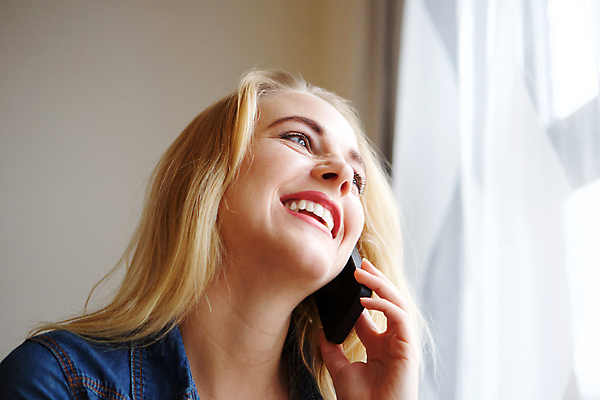 포토 JPG 해외이미지 백인 모델 1 라이프스타일 응시 여자 행복 유럽 얼굴 창문 모바일 주택 대화 한명 사람 성인 파란색 스마트폰 금발 유행 듣기 흰색 잡기 시원함 전화기 스마트 해외포토 서양인 헤어스타일 시선 감정 나라 컬러 컨셉 모션 말하기 건물 생활 신체부위 핸드폰 스마트기기 파일형식 이미지허브