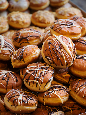 포토 JPG 해외이미지 디저트 실내 사람없음 아웃포커스 갈색 쌓기 도넛 해외포토 음식 컬러 모션 촬영기법 내부 파일형식 이미지허브