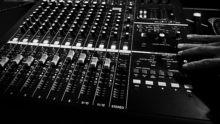 포토 JPG 해외이미지 직업 손 산업 음악 버튼 사람없음 디지털 기계 소리 콘서트 장비 기구 판넬 엔지니어 볼륨 혼합 믹서 DJ 책상 라디오 전자 오디오 방송 아날로그 스위치 스테레오 조절 위로 마지막 섞기 옛날 제어 채널 프로듀서 해외포토 가구 문화예술 신체부위 전자제품 공연 기술자 파일형식 이미지허브