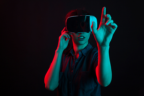 포토 JPG 해외이미지 여자 한명 손짓 상반신 성인 앞모습 손들기 스마트 하이테크 손뻗기 착용 웨어러블 가상현실 성인여자한명만 오큘러스 VR기기 해외포토 1 뷰포인트 컨셉 모션 기술 사람 기계 여자한명만 성인여자만 파일형식 이미지허브