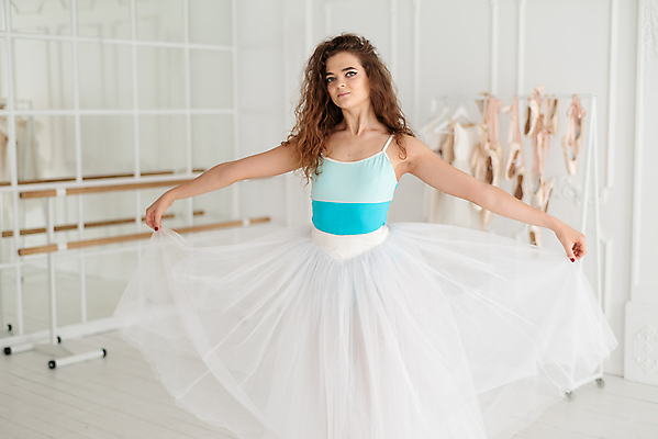 포토 JPG 해외이미지 백인 여자 실내 한명 사람 상반신 성인 앞모습 잡기 우아함 발레 발레리나 발레복 성인여자한명만 해외포토 서양인 1 옷 뷰포인트 컨셉 모션 내부 춤 여자한명만 성인여자만 파일형식 이미지허브