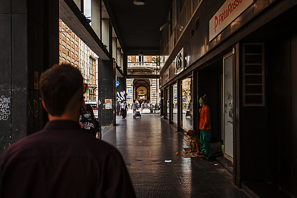 포토 JPG 해외이미지 전신 서양인 여자 남자 유럽풍경 거리 여러명 상반신 성인 야외 옆모습 뒷모습 상점 어둠 이탈리아 성인만 해외포토 외국인 유럽 뷰포인트 다수 사람 풍경 파일형식 이미지허브
