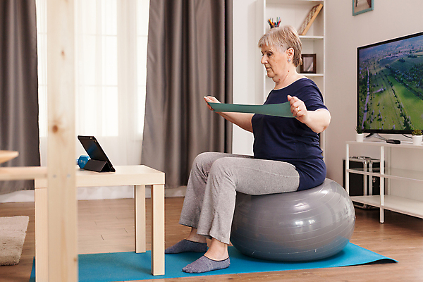 포토 JPG 해외이미지 전신 백인 라이프스타일 응시 여자 노년 거실 요가 건강 한명 앉기 옆모습 운동복 태블릿 운동 매트 당기기 짐볼 연습 헬스밴드 노인여자한명만 해외포토 서양인 1 웰빙 시선 옷 뷰포인트 모션 사람 성인 생활 전자제품 스마트기기 여자한명만 노인여자만 파일형식 이미지허브