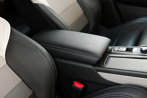 포토 JPG 해외이미지 손 디자인 스포츠 의자 교통시설 자동차 새로움 사람없음 내부 빨간색 반사 회색 긴급 고급 바느질 주차 가죽 브레이크 묘사 위로 그만 해외포토 육상교통 컬러 가구 교통 컨셉 신체부위 시설 파일형식 이미지허브