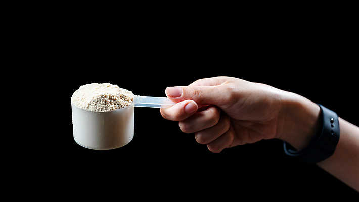 포토 JPG 해외이미지 손 검은배경 실내 들기 신체부위 가루 단백질 스쿱 단백질쉐이크 프로틴파우더 해외포토 백그라운드 모션 사람 내부 검은색 쉐이크 영양소 파일형식 이미지허브