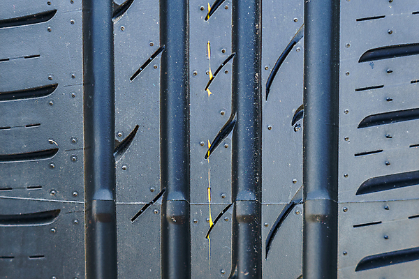 포토 JPG 해외이미지 자동차 새로움 안전 사람없음 바퀴 닫기 브레이크 묘사 그림 타이어 부드러움 고무 자동 해외포토 육상교통 컨셉 모션 감각 파일형식 이미지허브