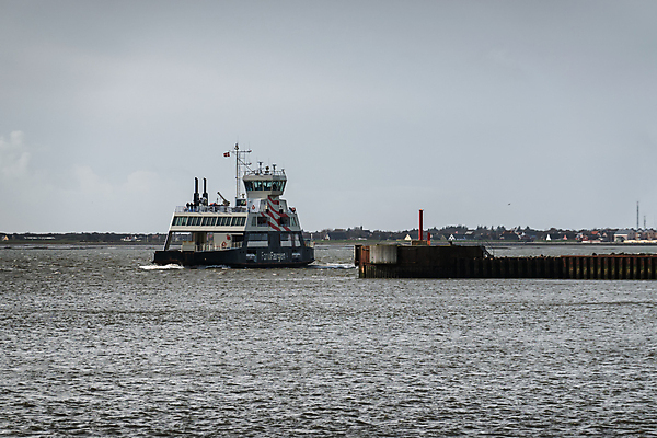 포토 JPG 해외이미지 바다 섬 여행 교통시설 자동차 휴가 항해 덴마크 사람없음 물 항구 깃발 보트 함선 승객 북쪽 포트 전국 해외포토 자연요소 육상교통 교통 배_교통 북유럽 방향 시설 파일형식 이미지허브