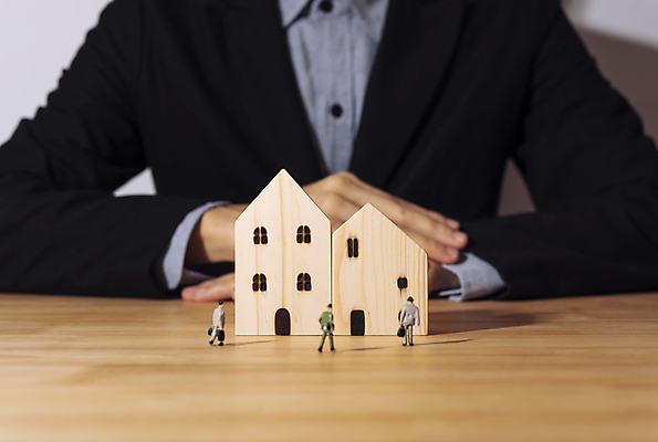 포토 JPG 해외이미지 손 디자인 컨셉 비즈니스 사업가 놀이 성공 벽돌 주택 아이디어 창조 안전 사람없음 건물 목재 블록 가을 업무 수비 엔지니어 재산 보호 계획 위험 대표 사건 큐브 기회 보안 투자 만들기 전략 해결 보험 개발 매각 프로젝트 해외포토 나무 직업 건축물 계절 재료 모션 신체부위 금융 작업 기술자 파일형식 이미지허브