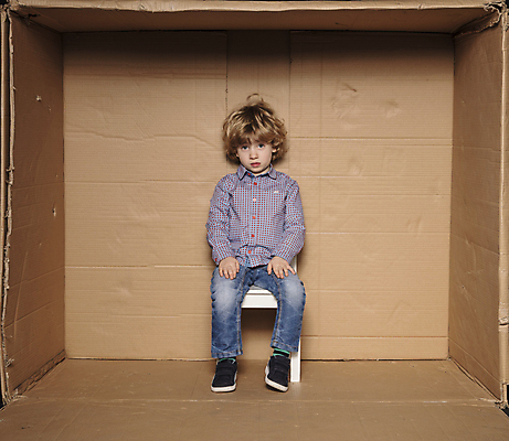 포토 JPG 해외이미지 전신 응시 남자 어린이 비즈니스 청소년 한명 앉기 소년 앞모습 상자 사무실 슬픔 업무 비즈니스맨 체험 작음 면접 부족 소년만 소년한명만 해외포토 1 시선 감정 뷰포인트 컨셉 모션 사람 작업 직장인 크기 남자만 남자한명만 어린이만 파일형식 이미지허브