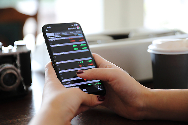 포토 JPG 해외이미지 손 그래프 들기 아웃포커스 신체부위 스마트폰 주식 분석 투자 해외포토 컨셉 비즈니스 모션 촬영기법 사람 금융 핸드폰 스마트기기 파일형식 이미지허브