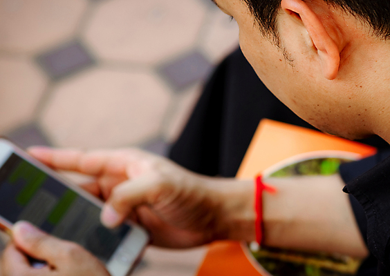 포토 JPG 해외이미지 라이프스타일 손 응시 남자 인터넷 비즈니스 통신 모바일 사람 앉기 동양인 성인 사람없음 스마트폰 핸드폰 독서 디지털 타이핑 잡기 비즈니스맨 네트워크 메시지 어플리케이션 연결 무선전화기 전화기 스마트 경영자 온라인 중독 마케팅 문자메시지 소셜 지능 채팅 프리랜서 사용자 해외포토 직업 시선 컨셉 모션 인종 생활 신체부위 전자제품 스마트기기 직장인 리더 파일형식 이미지허브