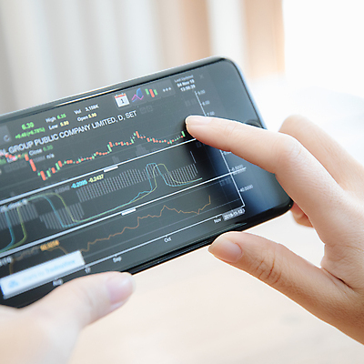 포토 JPG 해외이미지 손 그래프 들기 신체부위 스마트폰 주식 분석 투자 해외포토 컨셉 비즈니스 모션 사람 금융 핸드폰 스마트기기 파일형식 이미지허브