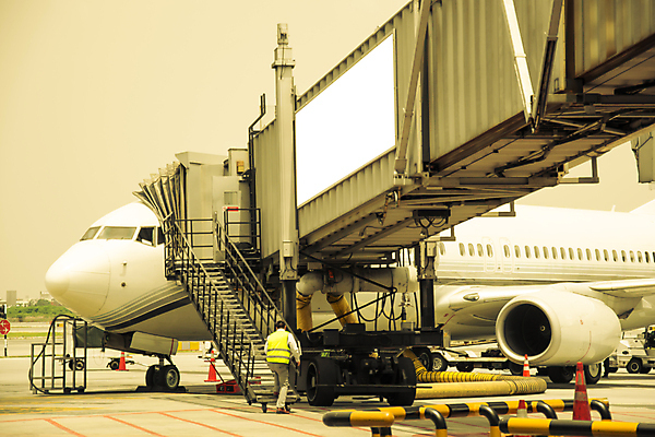 포토 JPG 해외이미지 공원 도로 여행 날개 비즈니스 교통시설 모션 하늘 휴가 비행기 사람없음 태양 일몰 과학기술 짐 화물 공항 도착 항공 출발 코 쇼 활주로 연료 제트기 이륙 엔진 대패 착륙 터미널 해외포토 자연요소 공공시설 길 교통 컨셉 항공교통 대중교통 기술 신체부위 노을 운송업 시설 파일형식 이미지허브