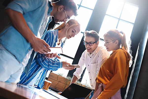 포토 JPG 해외이미지 백인 디자인 여자 남자 안경 커피 비즈니스 통신 탁자 회의 협력 아이디어 함께함 실내 대화 사람 앉기 여러명 내부 컵 노트북 스마트폰 컴퓨터 사무실 업무 작업 비즈니스맨 비즈니스우먼 그룹 계획 디자이너 동료 프로젝트 브레인스토밍 해외포토 서양인 직업 식기 잡화 음료 가구 다수 컨셉 관계 모션 말하기 전자제품 핸드폰 스마트기기 직장인 파일형식 이미지허브