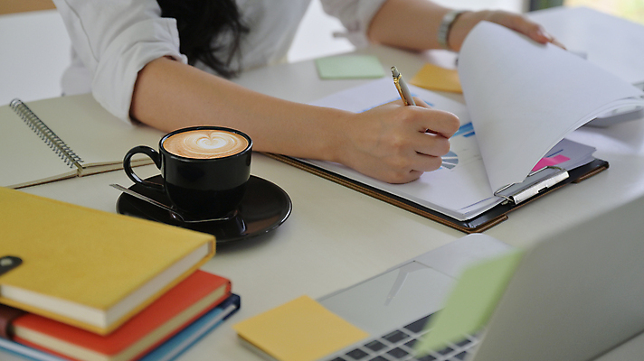 포토 JPG 해외이미지 직업 커피 돈 회사 비즈니스 성공 그래프 설계 노동자 직장 사람없음 금융 노트북 사무실 독서 자료 정보 비즈니스우먼 발표 계획 종업원 검색 무역 경영자 만들기 비서 이익 경영 마케팅 프리랜서 해외포토 여자 산업 음료 컨셉 모션 경제 전자제품 직장인 재산 리더 파일형식 이미지허브