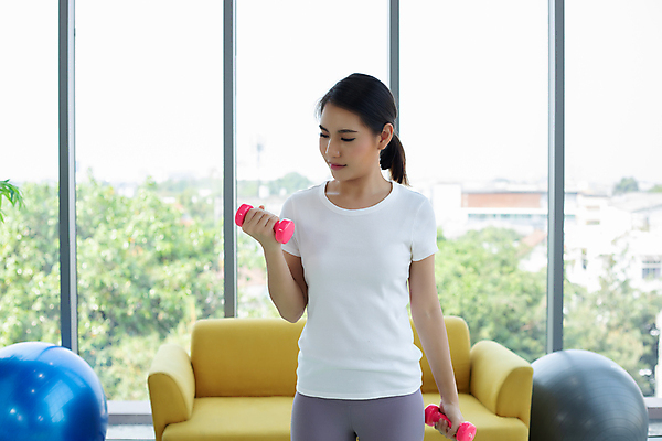 포토 JPG 해외이미지 모양 라이프스타일 여자 행복 스포츠 신체 다이어트 요가 공 주택 건강 한명 사람 동양인 성인 운동복 운동 스트레칭 힘 아령 방 매트 잡기 널 몸무게 연습 체육관 고립 돌봄 적자 해외포토 1 웰빙 옷 감정 모션 인종 건물 생활 파일형식 이미지허브