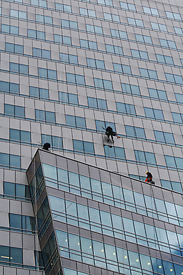 포토 JPG 해외이미지 직업 창문 매달리기 거리풍경 사람없음 건물 사무실 업무 청소 청소부 폴란드 바르샤바 해외포토 건축물 유럽 비즈니스 모션 거리 풍경 작업 파일형식 이미지허브