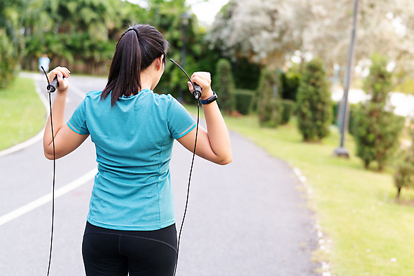 포토 JPG 해외이미지 여자 건강 한명 들기 상반신 성인 야외 뒷모습 운동복 줄넘기 트랙 유산소운동 성인여자한명만 해외포토 1 옷 뷰포인트 모션 사람 운동 여자한명만 성인여자만 파일형식 이미지허브