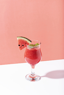 포토 JPG 해외이미지 잎 와인잔 수박 실내 그림자 사람없음 민트 수박조각 수박주스 분홍색배경 해외포토 식물 분홍색 조각 백그라운드 술잔 과일 내부 과일주스 허브 파일형식 이미지허브