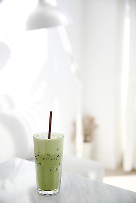 포토 JPG 해외이미지 실내 빨대 사람없음 컵 거품 스탠드 녹차 녹차라떼 말차 말차라떼 해외포토 식기 조명 내부 차_음료 라떼 파일형식 이미지허브