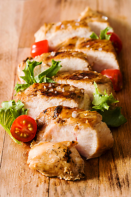 포토 JPG 해외이미지 음식 조각 다이어트 토마토 채소 건강 스테이크 요리 사람없음 목재 초록색 치킨 샐러드 체리 그릴 상추 바비큐 가슴 굽기 해외포토 나무 컬러 과일 재료 주방용품 서양음식 신체부위 구이 닭고기요리 파일형식 이미지허브