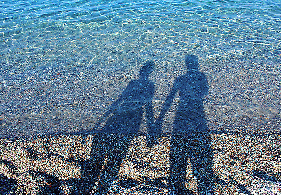 포토 JPG 해외이미지 커플 여자 남자 실루엣 바다 함께함 관리 그림자 사랑 사람없음 물 햇빛 태양 반사 조약돌 잡기 해외포토 자연요소 감정 컨셉 관계 모션 촬영기법 사람 돌_바위 파일형식 이미지허브