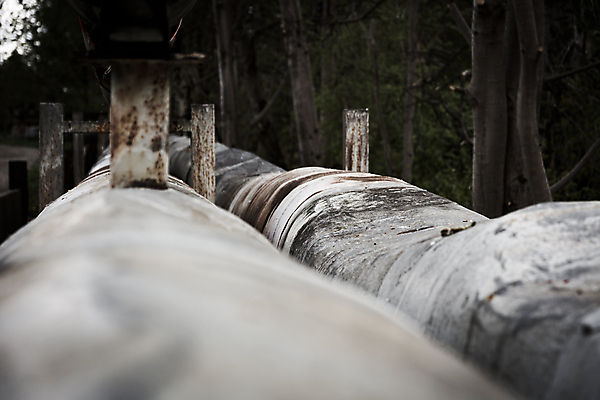포토 JPG 해외이미지 산업 자연 날씨 숙이기 사람없음 야외 물 금속 모서리 묘사 부식 각도 뼈대 그런지 산화 옛날 철강 파이프라인 그리너리 해외포토 자연요소 포즈 재질 생태계 파이프_관 파일형식 트랜드컬러 이미지허브