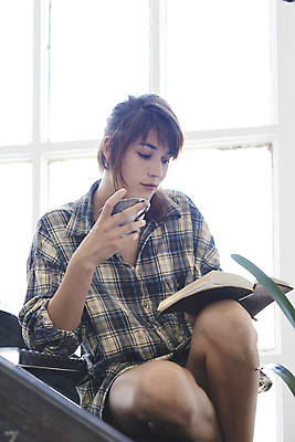 포토 JPG 해외이미지 1 학생 라이프스타일 여자 교육 행복 커피 셔츠 창문 갈색머리 실내 한명 사람 앉기 성인 야외 내부 책 컵 독서 계단 다이어리 쪽지 공책 머그컵 기록 잡기 도시 잡지 작가 포니테일 단계 혼자 해외포토 직업 헤어스타일 식기 감정 음료 상의 모션 문구용품 생활 간행물 사무용품 파일형식 이미지허브