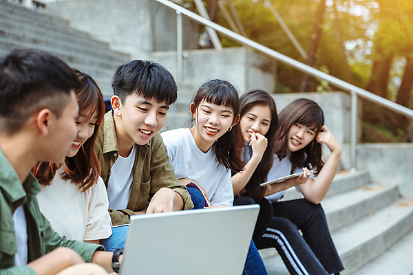 포토 JPG 해외이미지 학생 응시 여자 교육 남자 행복 학교 앉기 동양인 여러명 상반신 옆모습 10대 노트북 태블릿 계단 기댐 우정 십대만 해외포토 시선 감정 뷰포인트 다수 모션 청소년 사람 인종 친구 전자제품 스마트기기 파일형식 이미지허브