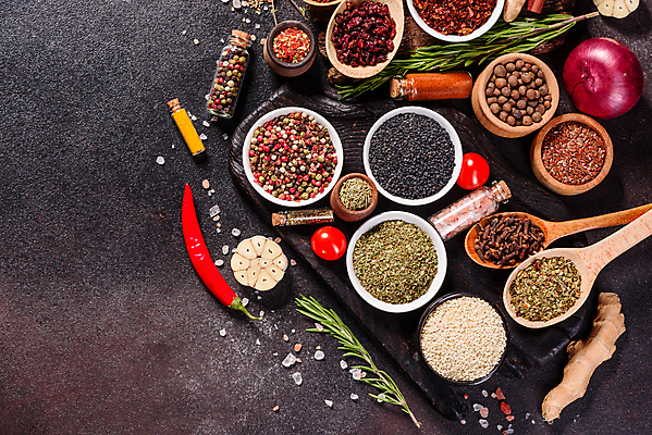 포토 JPG 해외이미지 백그라운드 잎 재료 고추 탁자 파프리카 건조 마늘 요리 씨앗 동양인 사람없음 빨간색 초록색 컬러풀 주방 숟가락 검은색 어둠 양념 조미료 사발 고수 맛 가루 인도인 허브 메뉴 유기농 매움 아로마 소금 향 레시피 후추 카레 생강 바질 로즈메리 시나몬 강황 해외포토 외국인 식물 웰빙 음식 컬러 가구 컨셉 채소 식재료 수저 인종 사기그릇 향신료 향미료 파일형식 이미지허브