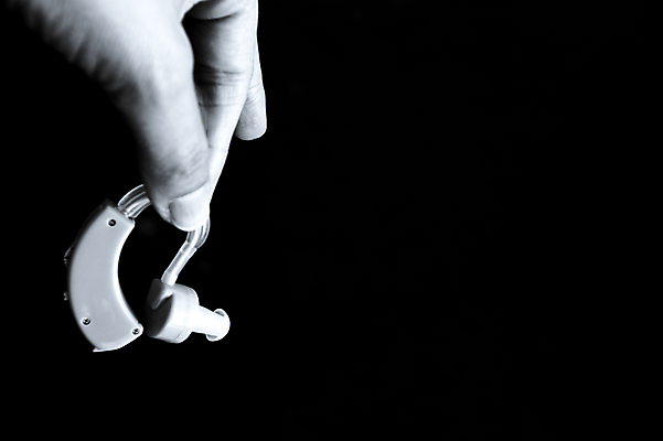 포토 JPG 해외이미지 백인 손 여자 백그라운드 손가락 건강 사람없음 가로 디지털 침묵 소리 듣기 흰색 기구 공구 잡기 도움 오브젝트 싱글 귀 보여주기 청각 고립 돌봄 에이즈 주목 해외포토 서양인 컬러 컨셉 모션 사람 신체부위 도구 질병 파일형식 이미지허브